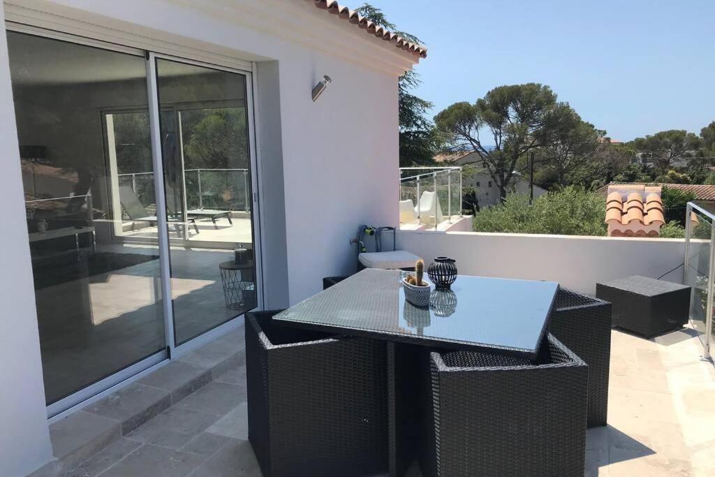 Villa A L'Etage Avec Piscine Proche Bord De Mer Saint-Raphaël Exterior foto