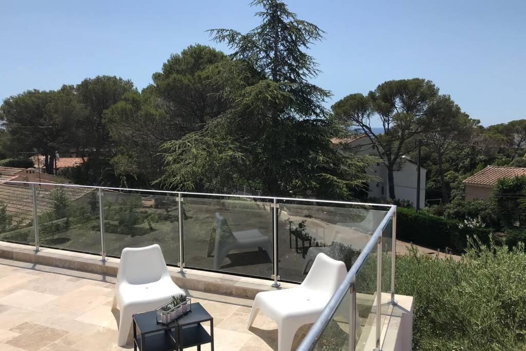 Villa A L'Etage Avec Piscine Proche Bord De Mer Saint-Raphaël Exterior foto